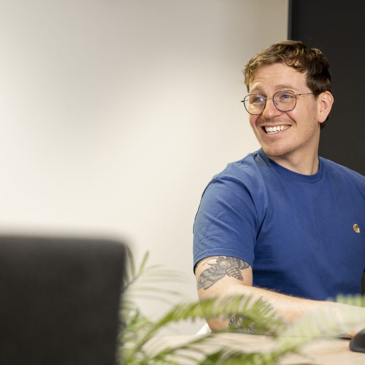 Wouter TO BE FOUND lachend achter zijn bureau