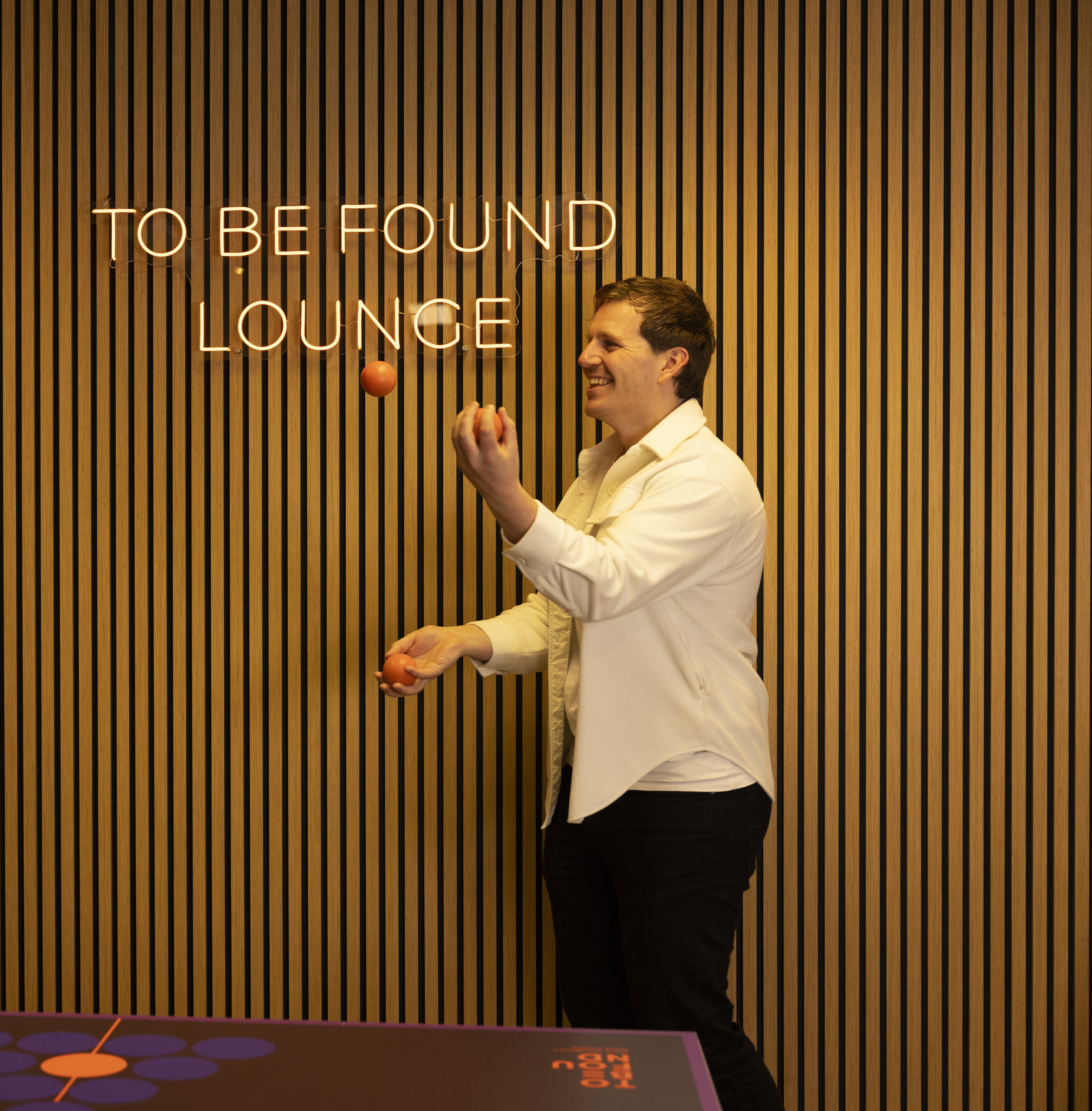 Medewerker controleert ballen in de lucht