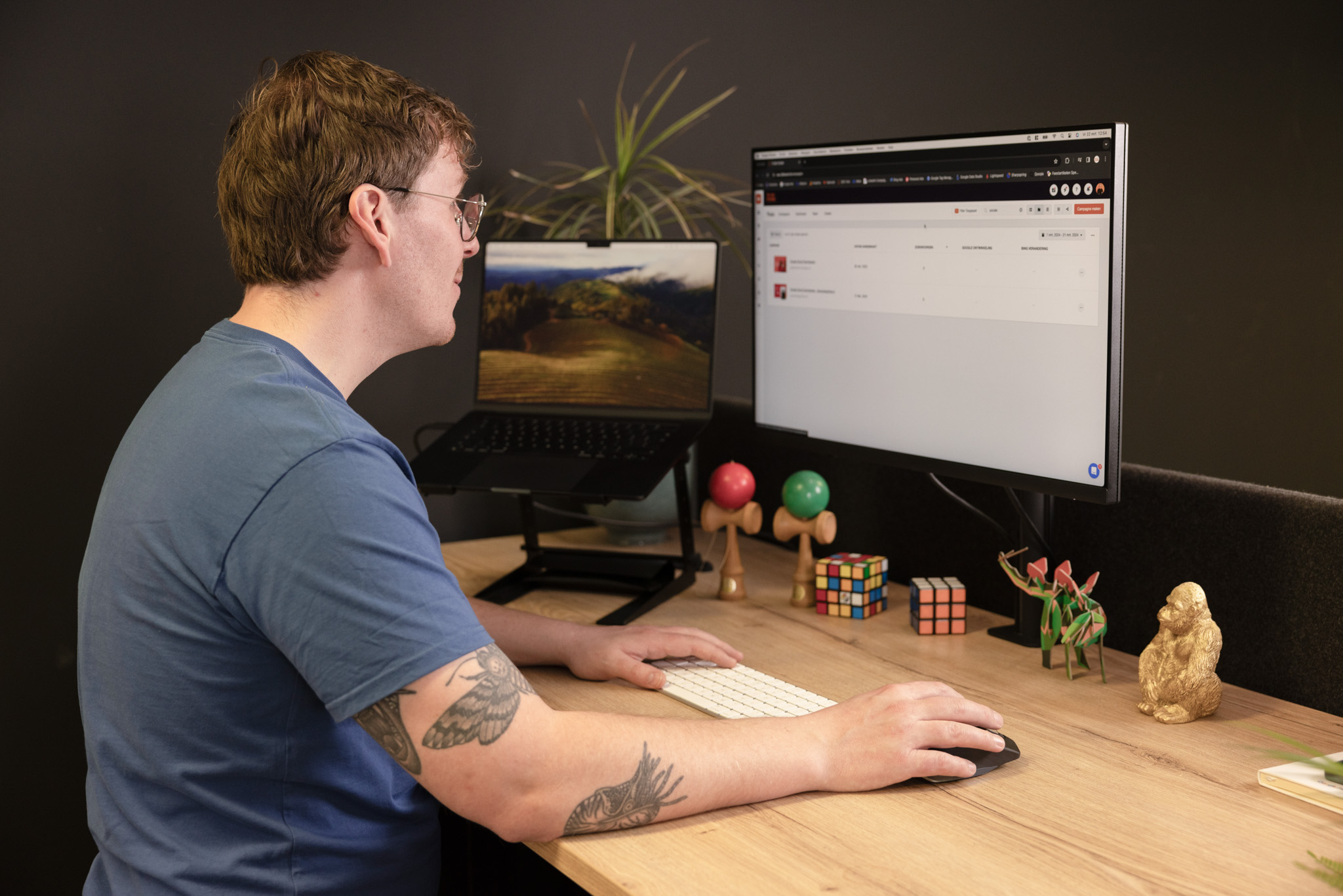 Wouter aan het werk achter bureau