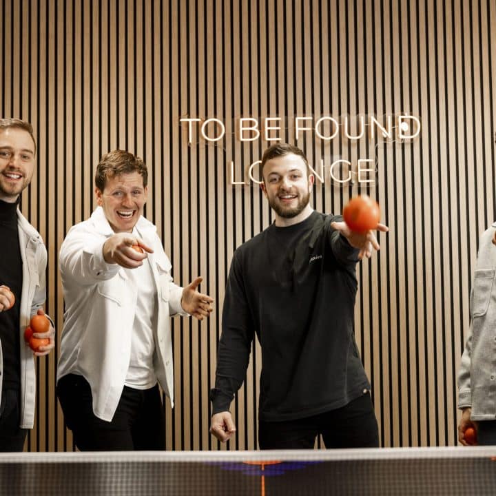 Team online marketeers die ballen gooien naar camera